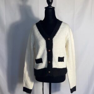 Timeless Long sleeves cardigan with button closure